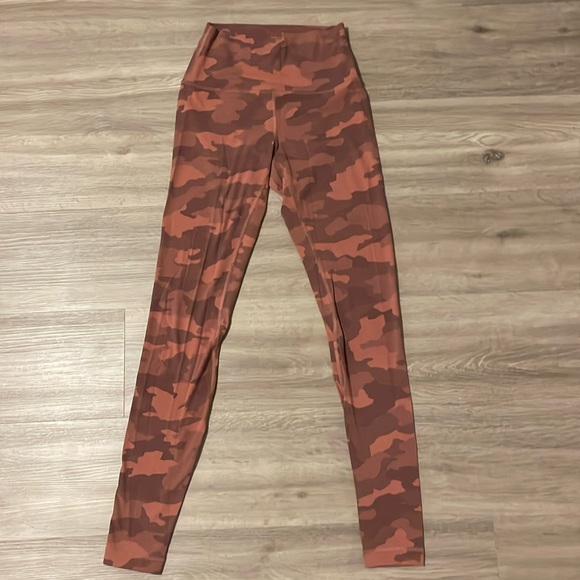 Lululemon Align Hi-Rise 28” Size 4, Heritage 365 Camo Brier Rose Multi - Picture 2 of 3